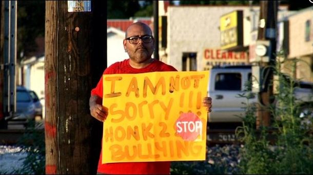 Padre obliga a su hijo a admitir en público que hizo bullying
