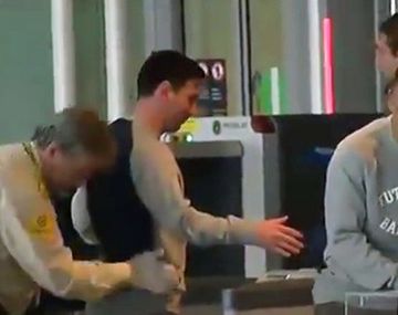 Messi fue cacheado entre risas en el aeropuerto de Barcelona