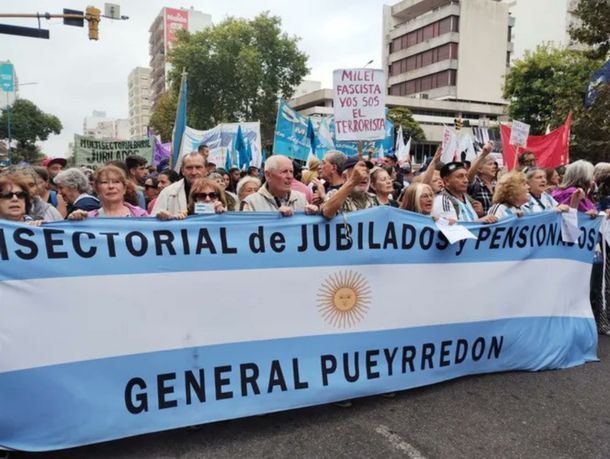 Tensión en Mar del Plata: jubilados repudiaron la visita de Javier Milei y denuncian políticas de exterminio
