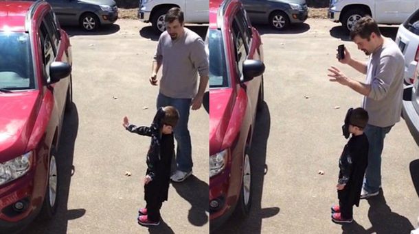 La fuerza está con él: así abre un mini Darth Vader el auto de su papá