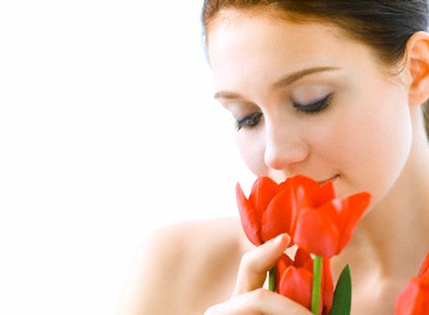 Mujer oliendo