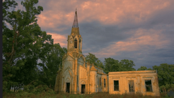 El pueblo con una capilla llamativa y mucha actividad rural. El pueblo con una capilla llamativa y mucha actividad rural.