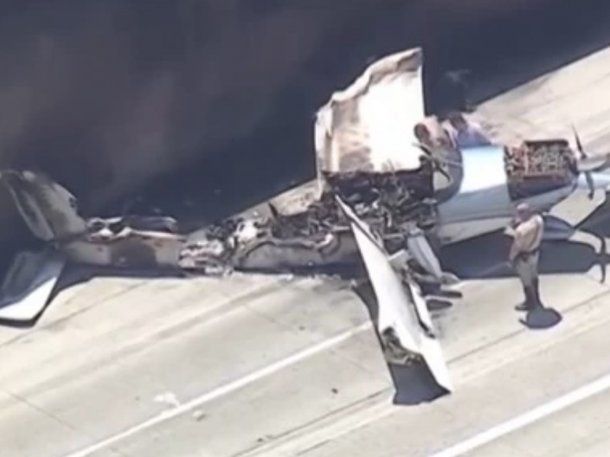 Video: una avioneta cayó sobre una autopista en California y generó pánico
