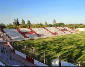 Un grupo de hinchas del club Huracán Las Heras se están movilizando para colocar colchonetas en todo el perímetro del campo de juego de su estadio General San Martín