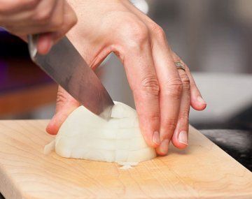 No llorás más: el truco infalible para cortar la cebolla