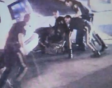 Brutal golpiza de cinco policías a un joven en Estados Unidos