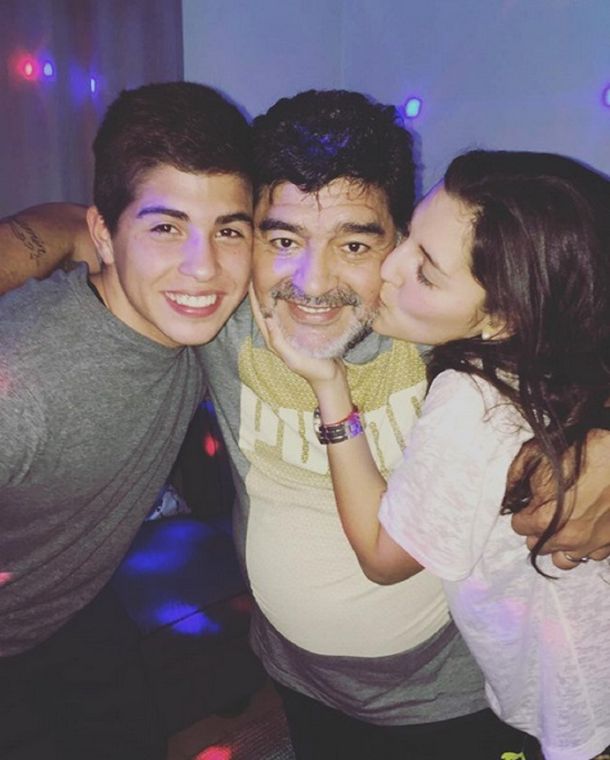 Mientras a Dalma y Gianinna no les habla, Diego Maradona se muestra con Jana y su novio