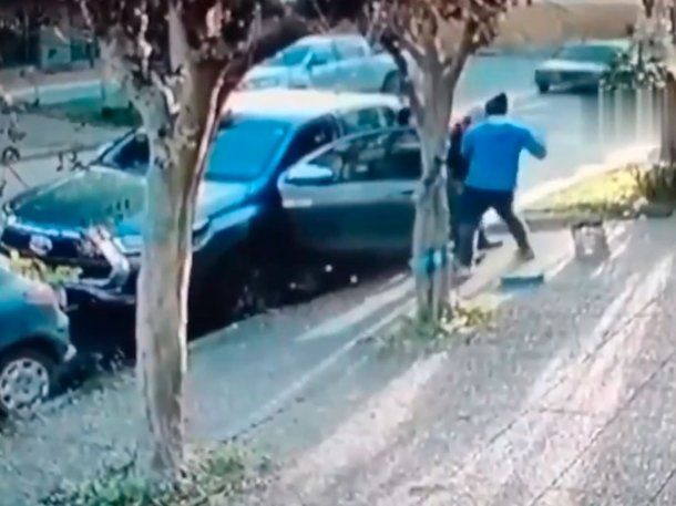 En cuestión de segundos dos delincuentes le robaron el vehículo y dinero de su trabajo