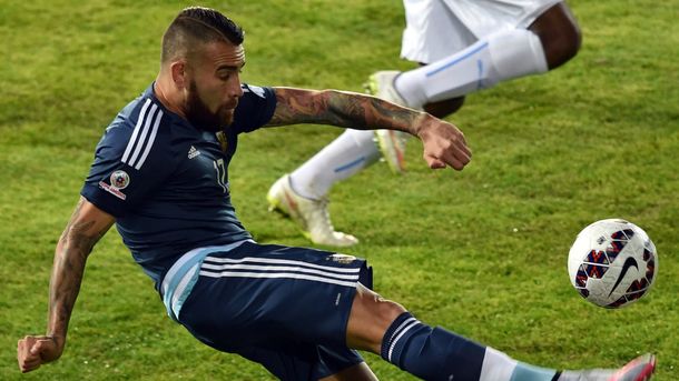 Nicolás Otamendi entrenó diferenciado pero llegaría al partido ante Chile