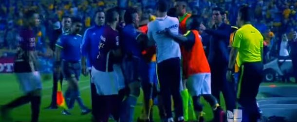 La Volpe en la Pelea entre Tigres y América de México