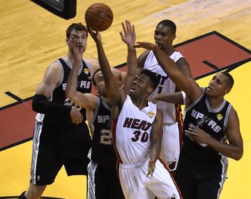 San Antonio Spurs venció a Miami Heat y ahora está arriba en la final de la NBA