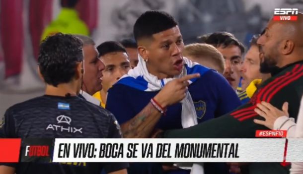 Marcos Rojo se metió en el campo de juego y la Policía le labró una actuación