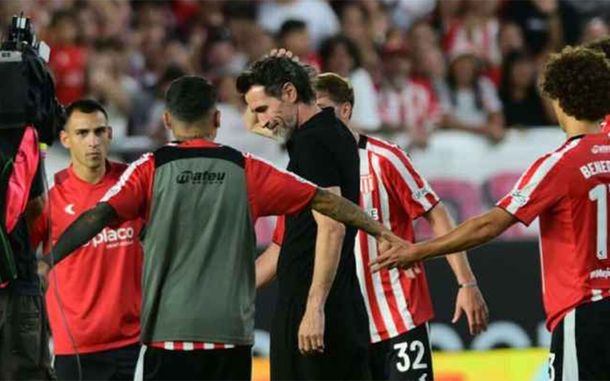 Estudiantes rindió homanaje a Eduardo Domínguez.