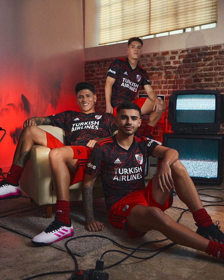Jorge Carrascal, Benjamín Rollheiser y Santiago Simón con la nueva camiseta de River