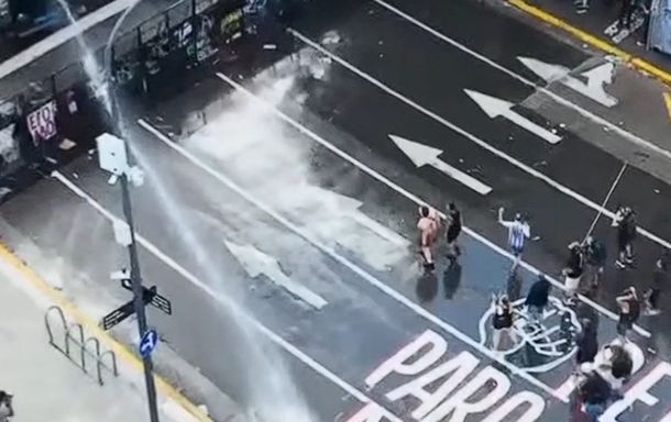 Represión en Congreso: el camión hidrante atacó a los manifestantes que cantaban Milei, basura
