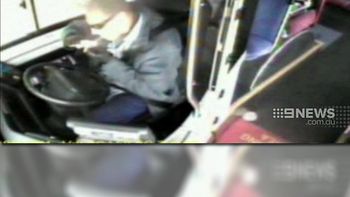 un chofer de colectivo fuma marihuana mientras maneja y se estrella contra una casa un chofer de colectivo fuma marihuana mientras maneja y se estrella contra una casa