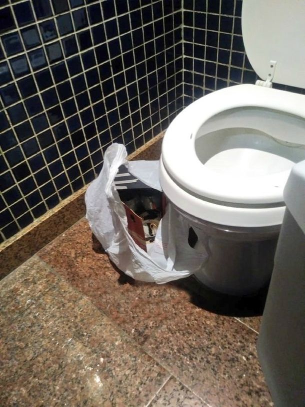 Pánico y evacuación en un cine de Pilar por un dispositivo encontrado en un baño