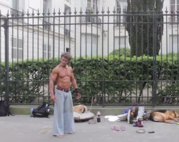 Un fisiculturista vive en las calles de París