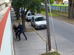 le pego una trompada a una mujer en la calle, escapo y lo atrapo el hermano de la victima