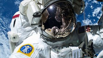 concluyo con exito la caminata espacial de dos astronautas de la eei concluyo con exito la caminata espacial de dos astronautas de la eei
