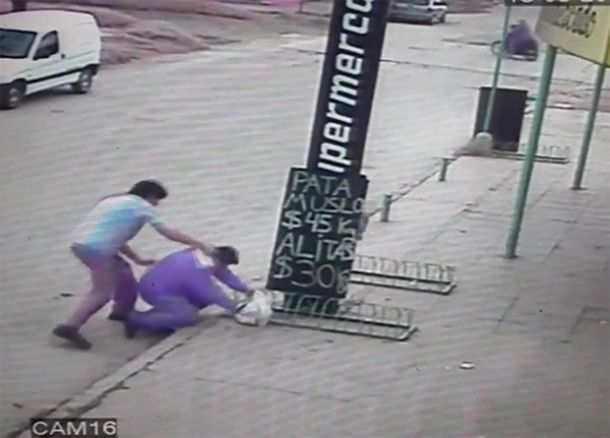 VIDEO: Así golpeó el padre de un alumno a un preceptor en plena calle