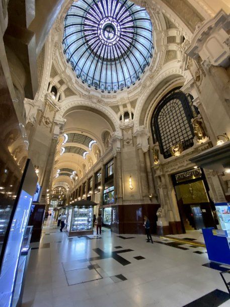 Cayó desde el piso 11 y la cúpula de la Galería Güemes lo salvó