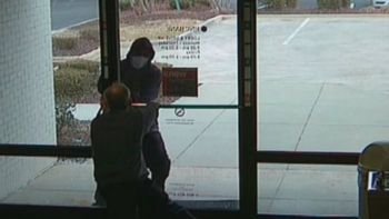 un hombre impidio el robo de un banco al cerrarle la puerta en la cara al ladron un hombre impidio el robo de un banco al cerrarle la puerta en la cara al ladron