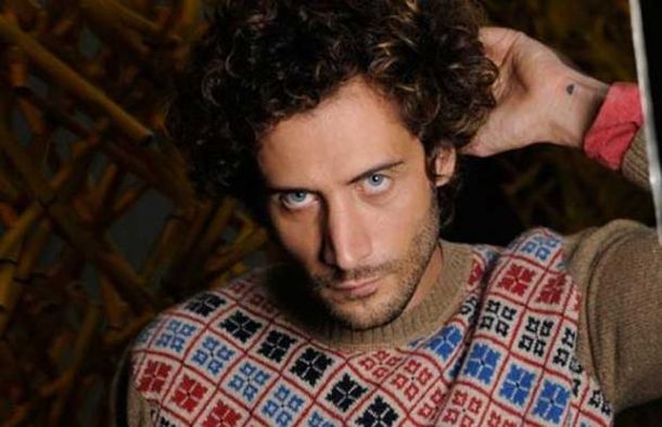 Luciano Cáceres evita a una morocha