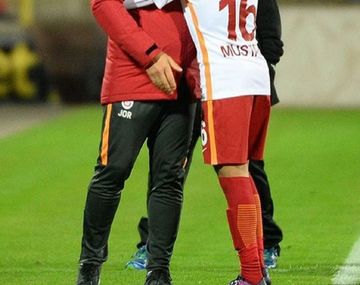 Tras debutar, Mustafa Kap le agradeció a su entrenador.