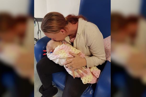 Inglaterra: un beso mató a una beba y sus padres advierten sobre los peligros del herpes