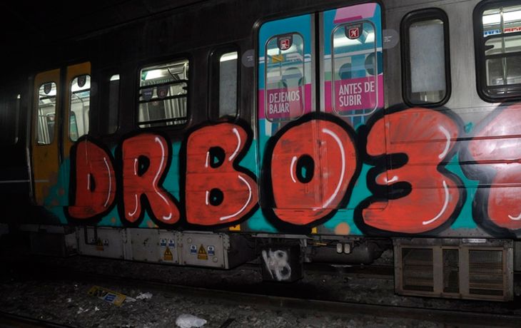 Detuvieron a dos jóvenes alemanes por grafitear el subte porteño