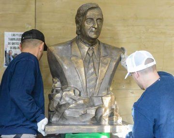 Así retiraron el busto de Néstor Kirchner de la sede central de ANSES