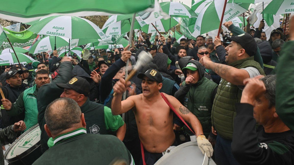 Camioneros acordó un aumento del 45 en salarios de marzo y abril