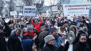 #panamapapers: multitudinaria protesta en islandia contra su primer ministro #panamapapers: multitudinaria protesta en islandia contra su primer ministro