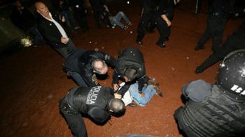 video: asi reprimieron a los docentes que querian instalar una carpa video: asi reprimieron a los docentes que querian instalar una carpa