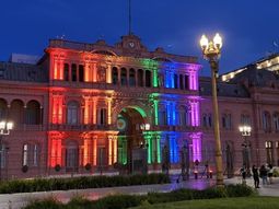 La Rosada se iluminó con los colores de la comunidad LGBTIQ+