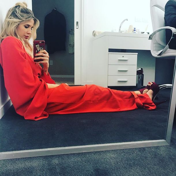 Guillermina Valdes espera en pijama Tinelli en el camarín de Showmatch