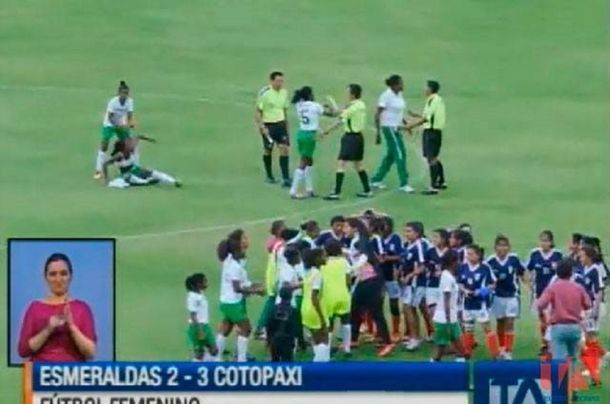 Fútbol femenino: errores de arqueras, piñas para el árbitro y hasta botellas a la tribuna