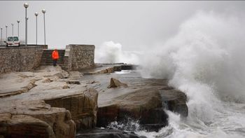 las imagenes del violento temporal de viento y olas en la costa atlantica las imagenes del violento temporal de viento y olas en la costa atlantica