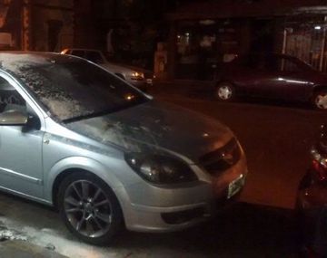 Vecinos destrozaron un auto que estaba mal estacionado