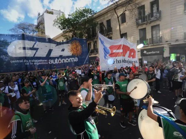 Masiva marcha de los dos CTA hacia Plaza de Mayo