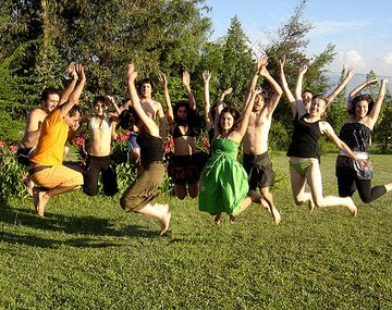 Saltando en el pasto