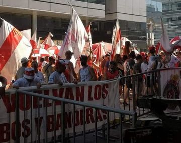 Caravana de hinchas de River al hotel donde concentra el plantel
