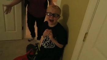 El chico se largó a llorar porque sus padres le gritaban El chico se largó a llorar porque sus padres le gritaban