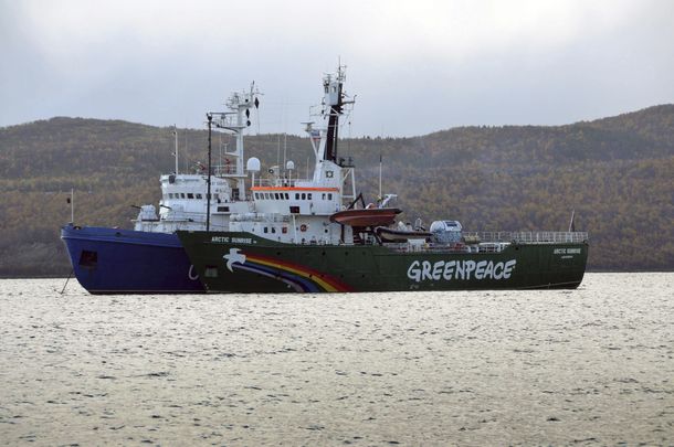 Trasladan a tierra a los activistas argentinos de Greenpeace