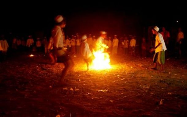 Increíble: en Indonesia, los chicos jugan al fútbol con una pelota de fuego