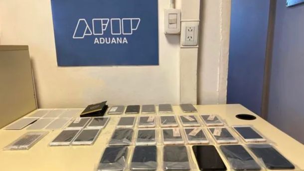 El video del hombre que intentó ingresar de contrabando 26 teléfonos iPhone escondidos en su ropa