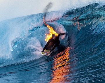 Se prendió fuego mientras surfeaba