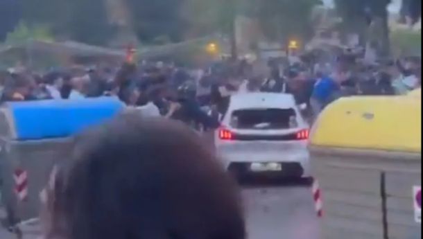 Terror en el clásico catalán: un auto atropelló a varios hinchas de Espanyol y Barcelona