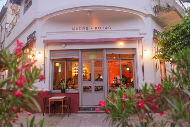 Este sitio se encuentra justo en la esquina de Rojas y Malabia Este sitio se encuentra justo en la esquina de Rojas y Malabia